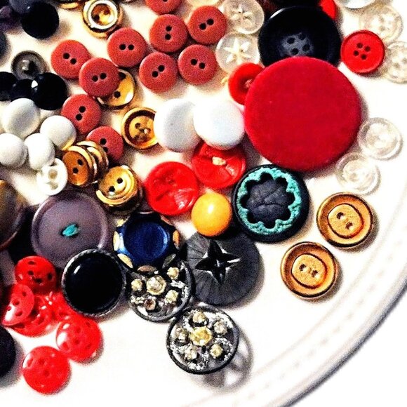 BUTTONS ~  1 Lb. Mixed LOT #2 ~ All Types, Sizes, Ages ~ INCLUDES SORTED SETS! - Picture 6 of 6